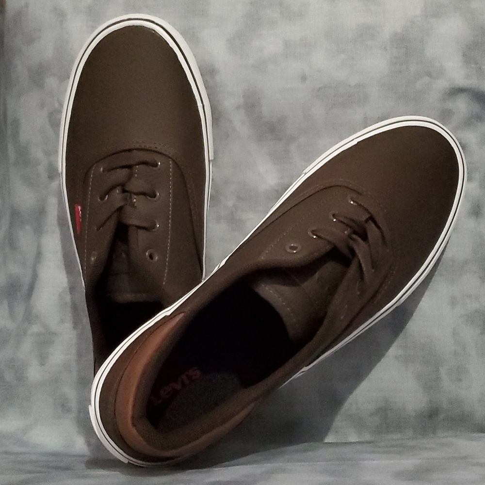 New in box LEVIS shoes